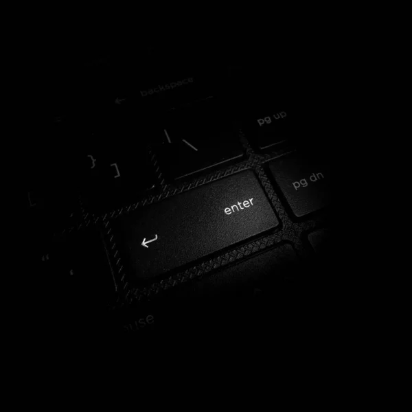 黑白照片笔记本电脑键盘上的入口按钮 用黑色背景和阴影隔开 — 图库照片
