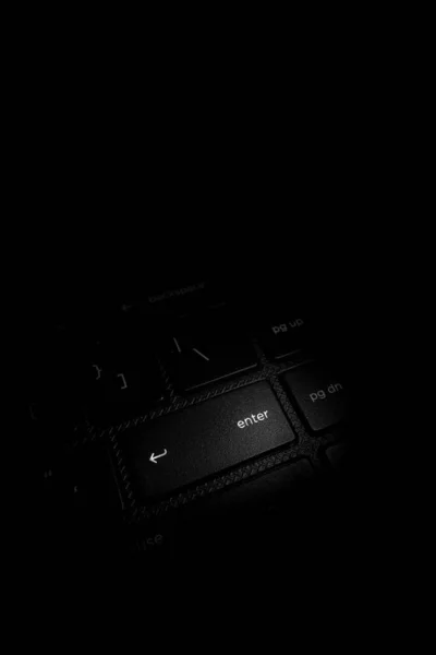 黑白摄影中笔记本电脑键盘上的Enter按钮 — 图库照片