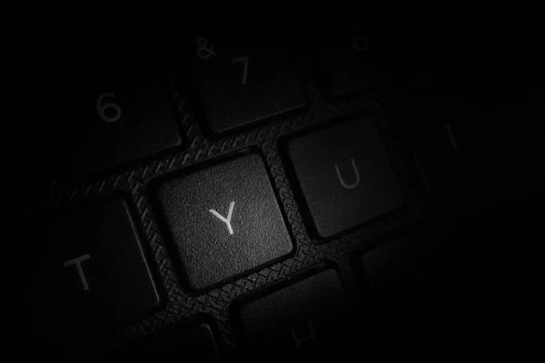 Y文字上のラップトップキーボードで黒と白の写真 — ストック写真