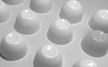 Siyah ve beyaz fotoğraflarda alt üst olmuş plastik kâse..