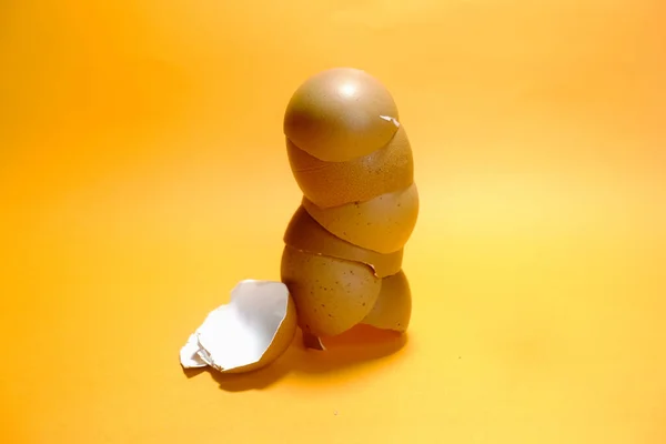蛋壳艺术 蛋壳分离的橙色背景 工作室拍摄 — 图库照片