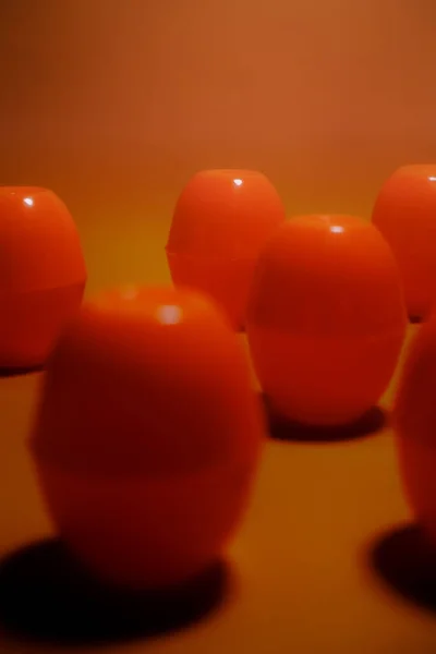Κόκκινο Πλαστικό Μπάλα Απομονώνονται Πορτοκαλί Φόντο Στούντιο Σουτ Ημέρα — Φωτογραφία Αρχείου