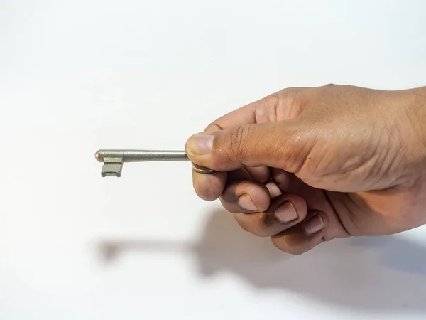 Hände Die Einen Metallschlüssel Der Hand Halten Isoliert Weißen Hintergrund — Stockfoto