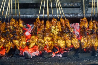 Tipik Endonezya sokak yemekleri tavuk satay, tavuk eti bambu çubuğuna eğilmiş kömürle kızartılmış ve tatlı fıstık sosuyla servis edilmiş..