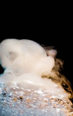 Sabun köpüklerinin içindeki dumanın arka plan dokusu siyah arkaplanda izole edilmiş. 