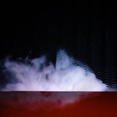 Siyah arkaplanda izole edilmiş çam kozalağının yakın plan resmi 