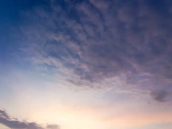 白い雲と空と雲の背景のテクスチャ 劇的な空 — ストック写真