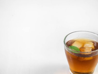 Çay saati için arka plan konsepti, masada bir sürahi çay, beyaz arka planda izole edilmiş, fotokopi alanı modeli, ulusal buzlu çay günü..