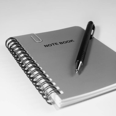 Beyaz arkaplanda izole edilmiş bir not defteri veya not defterinin yakın plan resmi, National memo day için tasarım.