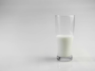 Dünya süt günü için arka plan konsepti, masada bir sürahi süt bardağı ve kurabiye hayal et, beyaz arka planda izole edilmiş, boşluğu kopyala.