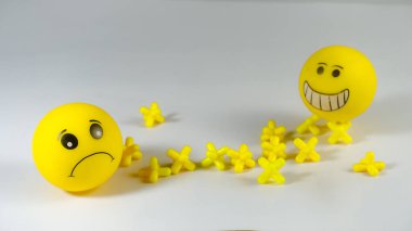 Beyaz arkaplanda izole edilmiş yüz ifadeleri olan sarı emoticon plastik oyuncaklar, kart, ten, duvar kağıdı veya dünya emoji günü için tasarım 