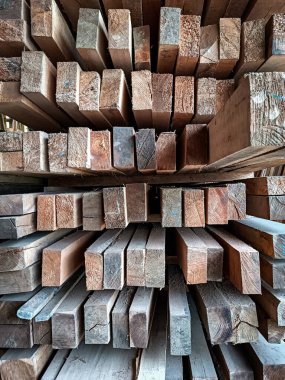 Ahşap atölyesinde, mimari binasında, çeşitli büyüklükte ve tipte odunlar. .