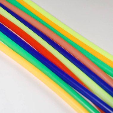 Beyaz arkaplanda izole edilmiş renkli Plastik çubuk, LGBTQ veya Uluslararası Gurur Günü konsepti.