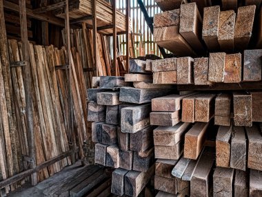 Ahşap atölyesinde, mimari binasında, çeşitli büyüklükte ve tipte odunlar. .