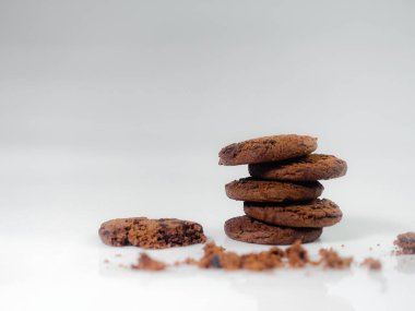 Lezzetli çikolatalı kurabiyelerin arka plan konsepti, ulusal kurabiye günü için tasarım, ulusal çikolata parçalı gün, dünya çikolata günü.