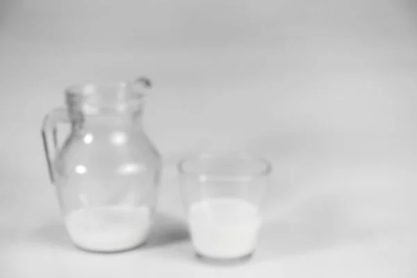 世界牛奶日的背景概念 想象一下桌子上有一壶牛奶杯和饼干 在白色的背景中隔离开来 复制空间 — 图库照片