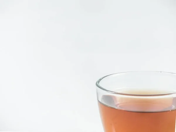 茶时间的背景概念 茶壶放在桌上 与白色背景隔离 模仿空间模拟 国家冰茶日 — 图库照片