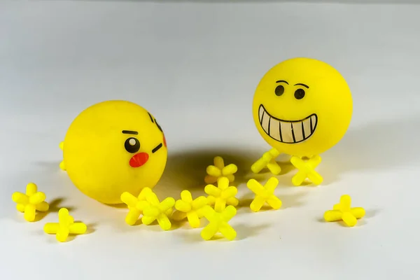 Žlutý Emotikon Gumové Hračky Obličejovými Výrazy Izolované Bílém Pozadí Design — Stock fotografie