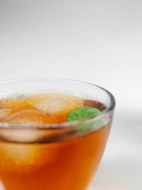 Çay saati için arka plan konsepti, masaya bir sürahi çay ve kupa, beyaz arka planda izole edilmiş, kopyalama alanı, dünya çay günü.