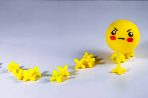 Žlutý Emotikon Gumové Hračky Obličejovými Výrazy Izolované Bílém Pozadí Design — Stock fotografie