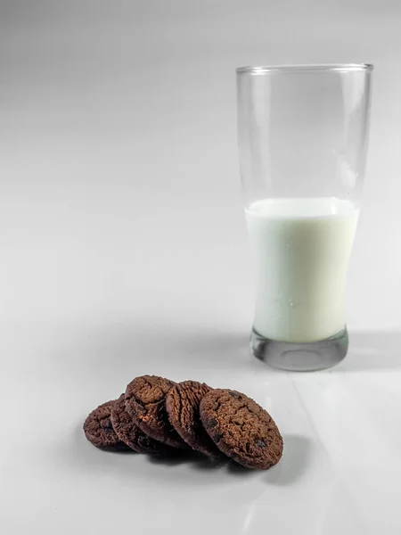 世界のミルクの日のための背景の概念は 白い背景に隔離されたテーブルの上にミルクグラスとクッキーのジャグを描き スペースをコピーします — ストック写真