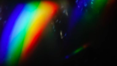 Aydınlık gökkuşağı rengi siyah arkaplanda izole edilmiş, kart tasarımı, gurur gününü kutlayan .