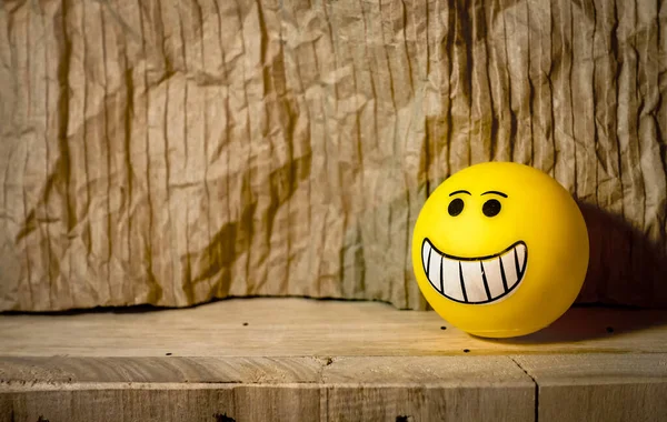 Žlutý Emotikon Gumové Hračky Obličejovými Výrazy Izolované Cerdboard Pozadí Design — Stock fotografie