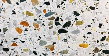 Tuğla duvar dokusunun panoramik arkaplanı ya da ev ya da ofis tasarımı için döşenmiş mermer, granit ve seramiklerin döşemesi.