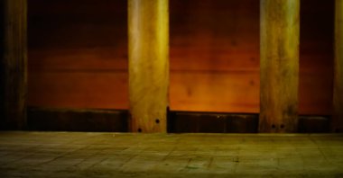 Ürünlerinizi göstermek için boş alanı olan boş tahta tablo ve ahşap arkaplan.