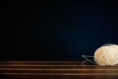 Hobiler için dikiş ya da örgü iplikleri. Koyu arkaplanda izole edilmiş ahşap masa üzerinde. 