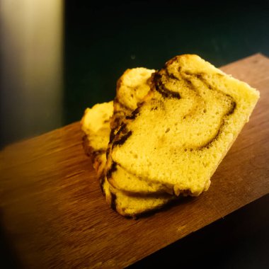 Ahşap bir masada mermer kekler dilimlenmiş, yemek fotoğrafçılığı. 