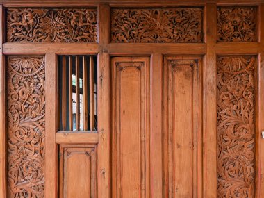 Java hanedanının tahta oyma kapısı.