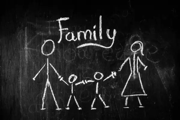 テーマとして家族と一緒に黒板にイラストを描く — ストック写真