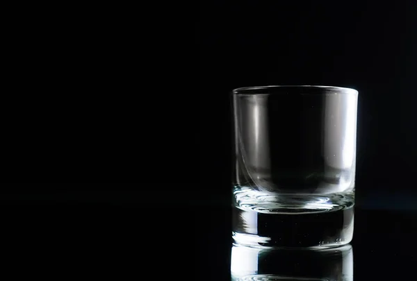 Bicchiere Whisky Vuoto Sul Tavolo Legno Sfondo Scuro — Foto Stock