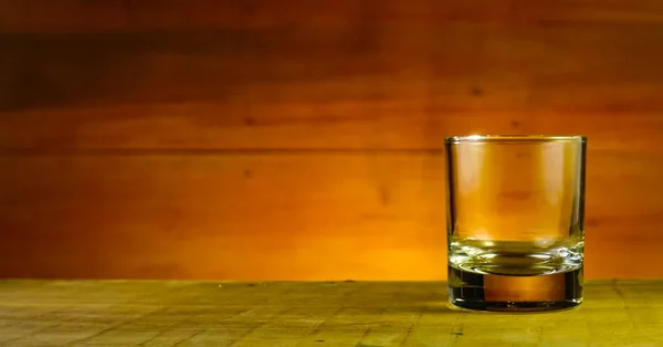 Vaso Whisky Vacío Mesa Madera Con Fondo — Foto de Stock