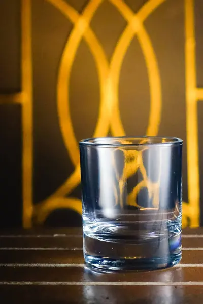 透明的玻璃杯 威士忌杯 在金色背景中分离 — 图库照片