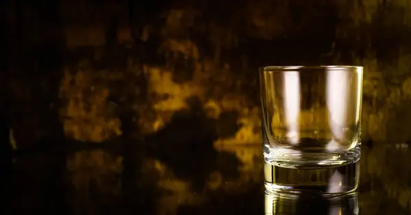 Puste Szkło Whisky Drewnianym Stole Drewnianym Tłem — Zdjęcie stockowe