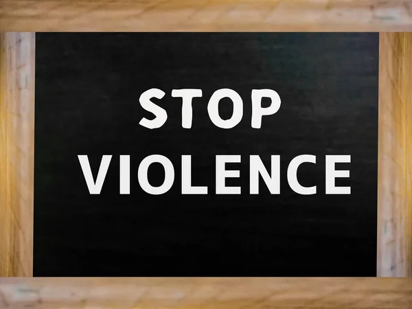 没有暴力的文字在一个木制框架的黑板上 — 图库照片