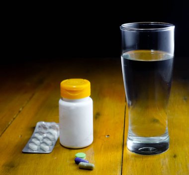 İlaç, sağlık ve tıbbi konsept için şırınga, tablet, hap ve kapsül.