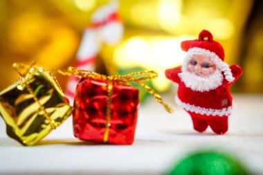 Noel ve Yeni Yıl geçmişi. Xmas köknar ağacı. Noel Baba 'nın altın hediye kutusu. Cam Toplar. Parlak Kış Tatil Kompozisyonu. Tebrik kartı, afiş, poster