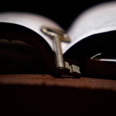 Yığın eski kitabının yakın plan resmi, dünya kitap günü için arkaplan tasarımı.