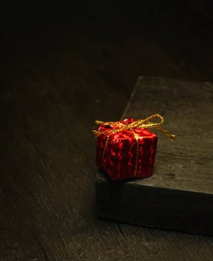 Noel teması. Noel karı ve hediye kutusu. Parlak mevsimlik kış tatili kompozisyonu. Tebrik kartı, afiş, poster tasarımı.