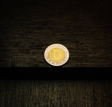 Avro sikkelerinin yakın plan resmi, 20 sent, 10 sent, 5 sent, 2 sent, 1 sent, siyah desenli arka plan. Euro sent.