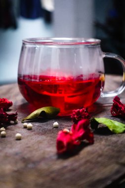 Ahşap masada bir fincan rosella çayı. 