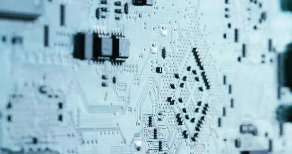 一种计算机主板的特写 具有复杂的电子装置 其样式类似于树的设计 单色图像的重点是 免版税图库图片