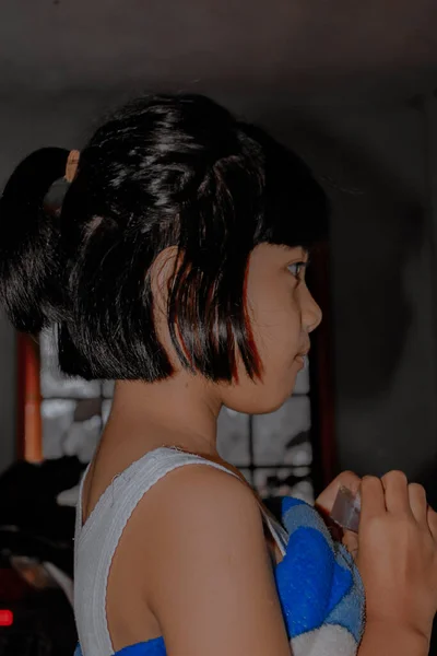 Kızlar Yanlamasına Saç Tokası Takarlar — Stok fotoğraf