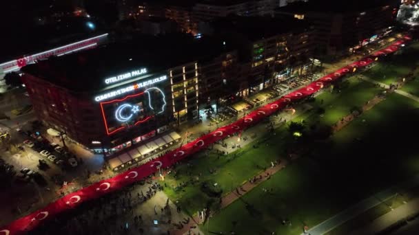 Begeisterte Menschen Mit Der Großen Türkischen Flagge Bei Den Feierlichkeiten — Stockvideo