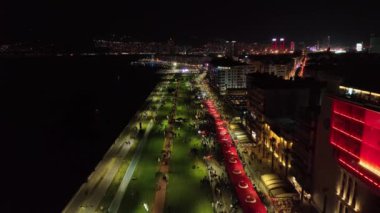 9 Eylül 'de İzmir' in kurtuluşunun 100. yıldönümü kutlamalarında büyük Türk bayrağını taşıyan coşkulu insanlar