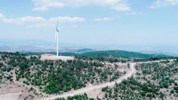 風の力で回転する風車と風力発電所の空中ショットと日没時に再生可能エネルギー緑の生態系の方法を生成します コンセプト 持続可能なエネルギー — ストック動画