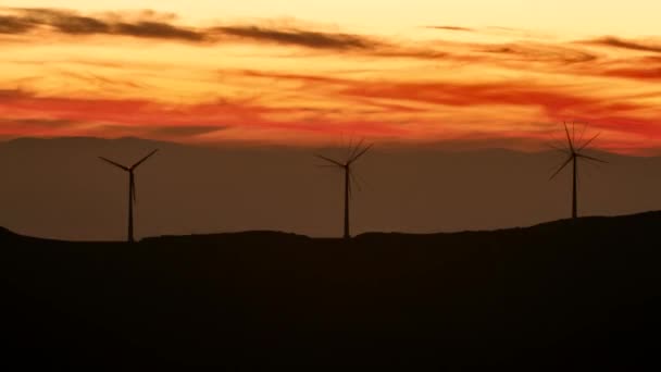風力発電 タイムラプス4Kを生成するために回転中の風力発電所に風車や風力タービンと美しい日の出の夜明けの風景 高品質4K映像 — ストック動画